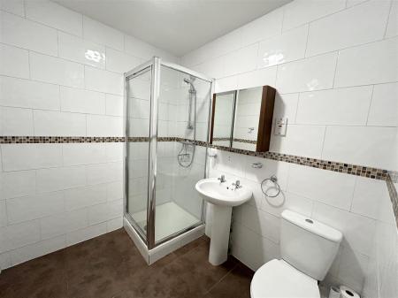 En Suite Shower Room: