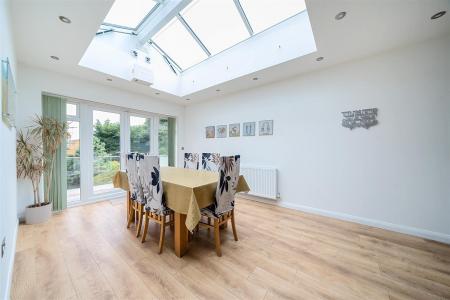 KITCHEN/BREAKFAST ROOM: