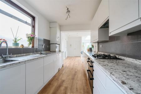 KITCHEN/BREAKFAST ROOM: