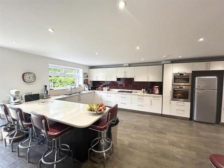 Kitchen/Breakfast Room: