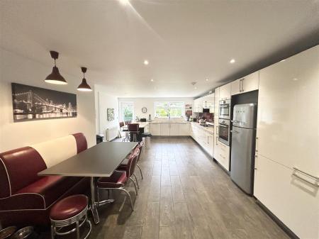 Kitchen/Breakfast Room: