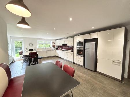 Kitchen/Breakfast Room: