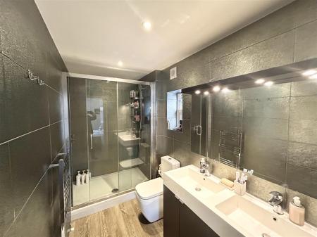 En Suite Shower Room: