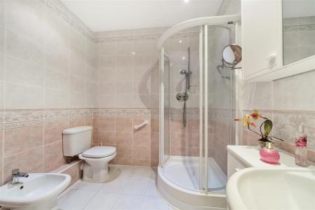 En Suite Shower Room: