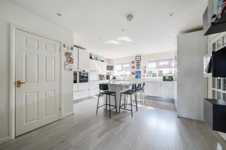 Kitchen/Breakfast Room: