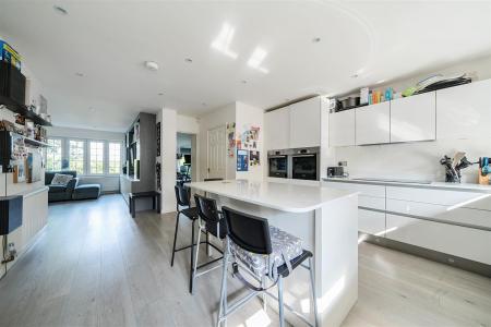 Kitchen/Breakfast Room: