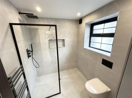 En Suite Shower Room: