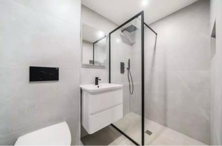 En Suite Shower Room: