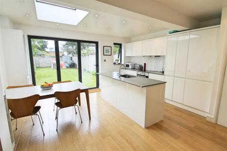 Kitchen/Dining Room: