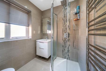 En Suite Shower Room: