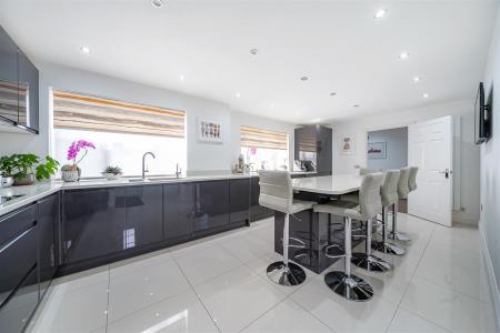 Kitchen/Breakfast Room: