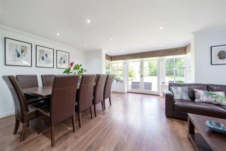 Lounge/Dining Room: