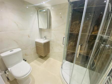 En Suite Shower Room: