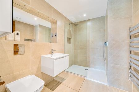 En Suite Shower Room: