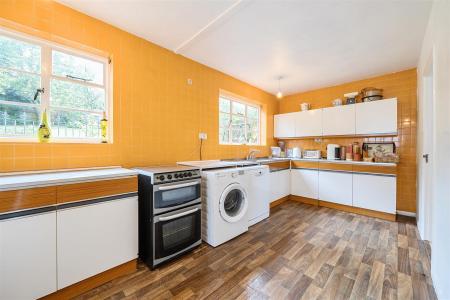 Kitchen/Breakfast Room: