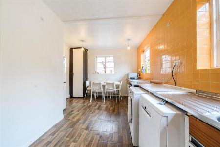 Kitchen/Breakfast Room: