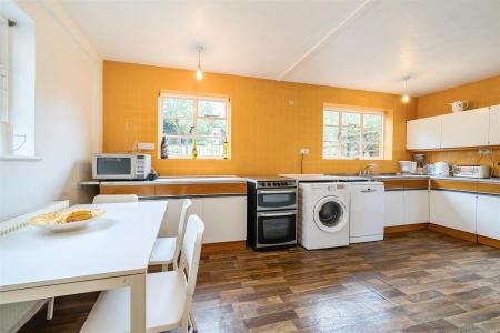 Kitchen/Breakfast Room: