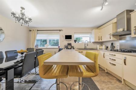 Kitchen/Breakfast Room: