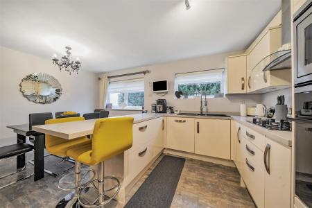 Kitchen/Breakfast Room: