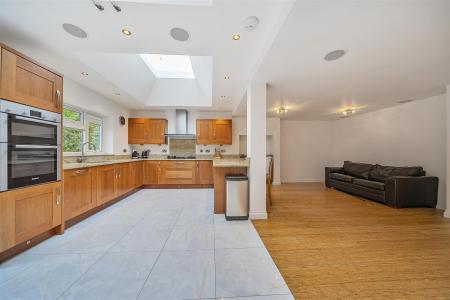 Open Plan Kitchen/Breakfast Room: