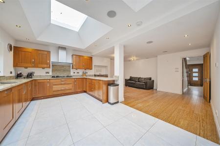 Open Plan Kitchen/Breakfast Room: