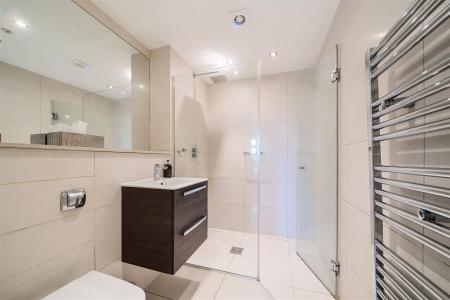 En Suite Shower Room: