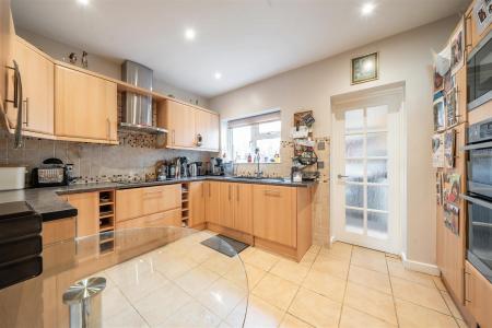 Kitchen/Breakfast Room: