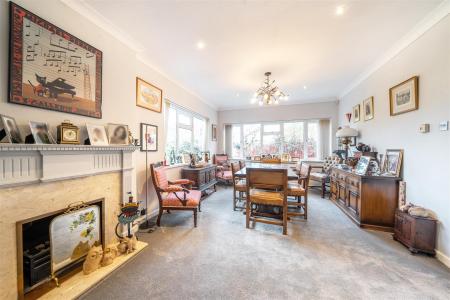 Lounge/Dining Room: