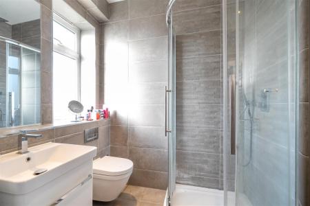 En Suite Shower Room: