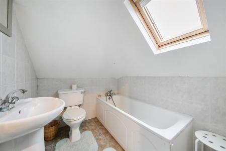 En Suite Bathroom: