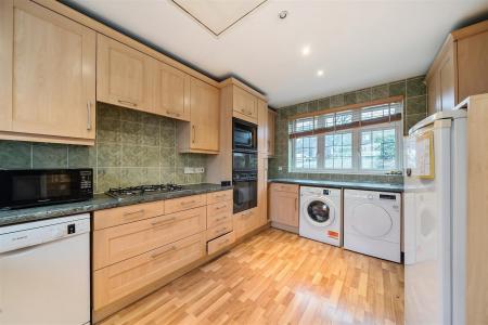 Kitchen/Breakfast Room: