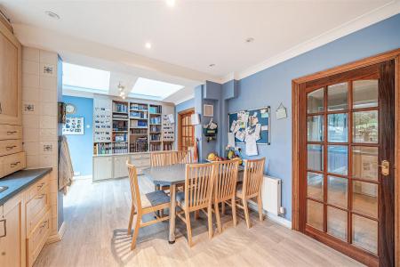 Kitchen/Breakfast Room: