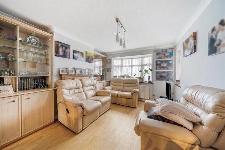 Lounge/Dining Room: