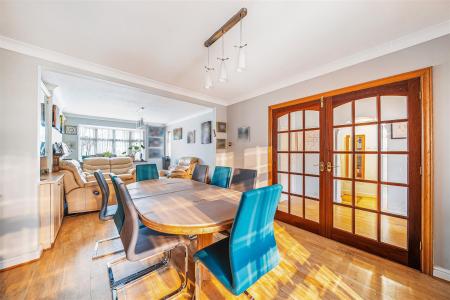 Lounge/Dining Room: