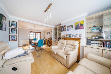 Lounge/Dining Room: