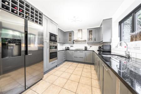 Kitchen/Breakfast Room: