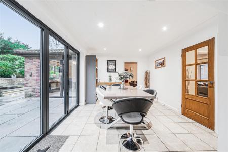 Kitchen/Breakfast Room: