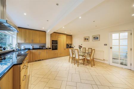 Kitchen/Breakfast Room: