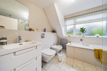 En Suite Bathroom: