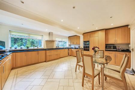 Kitchen/Breakfast Room: