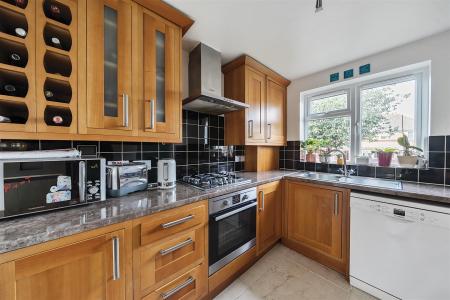 Kitchen/Breakfast Room: