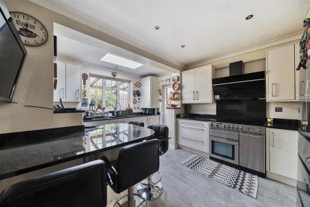 Kitchen/Breakfast Room: