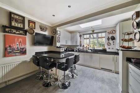 Kitchen/Breakfast Room: