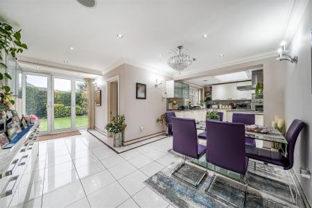 Kitchen/Breakfast Room: