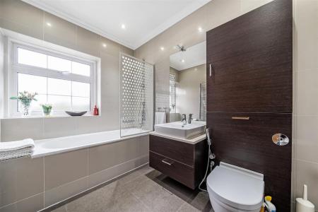 En Suite Bathroom: