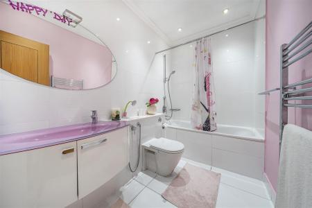 En Suite Bathroom: