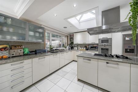 Kitchen/Breakfast Room: