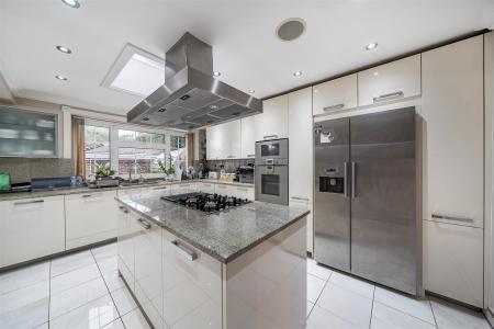 Kitchen/Breakfast Room: