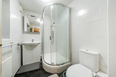 En Suite Shower Room: