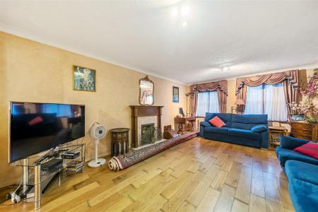 Lounge/Dining Room: